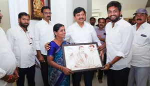 పొంగులేటికి రక్తంతో చిత్రపటాల కానుక.