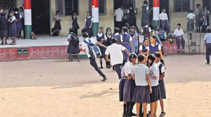 ఈరోజు కూడా తెలుగు రాష్ట్రాల్లో పలు జిల్లాల స్కూళ్లకు సెలవు